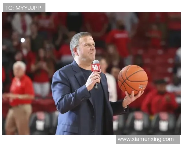 勇士队主帅克里斯特一再强调团队精神，球员们积极备战新赛季