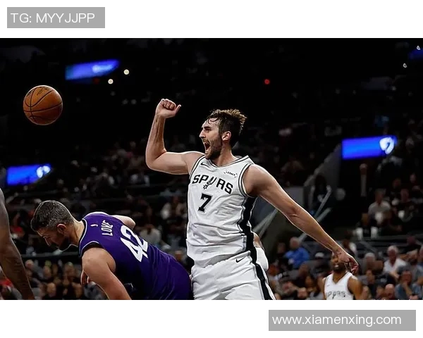 马刺在季前赛中击败中国男篮,展现统治力量 马刺在季前赛中击败中国男篮,展现统治力量